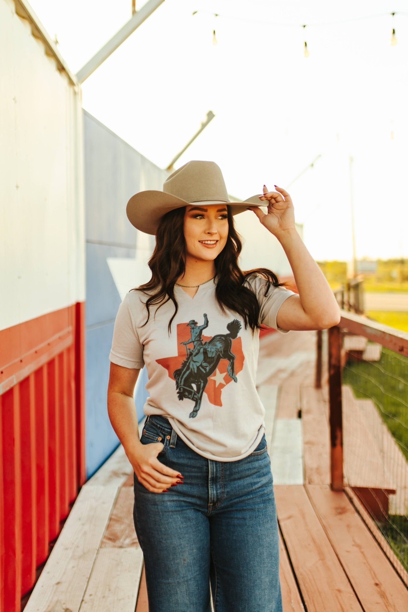 Raw Cut V-neck Texas Cowboy Graphic TeeMultiS